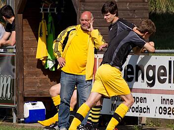 Zweieinhalb Jahre war Wolfgang Hugel (links) Trainer beim SV Gifting, stellte aber vor kurzem sein Amt zur Verfügung. Sein Nachfolger ist Marcus Buckreus. Foto: Heinrich Weiß