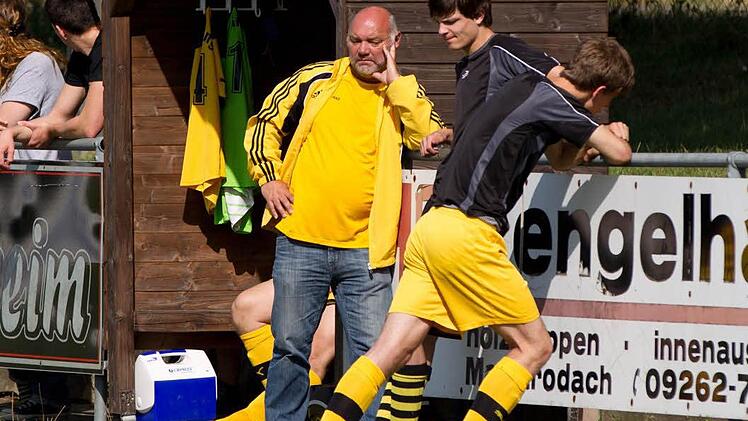 Zweieinhalb Jahre war Wolfgang Hugel (links) Trainer beim SV Gifting, stellte aber vor kurzem sein Amt zur Verfügung. Sein Nachfolger ist Marcus Buckreus. Foto: Heinrich Weiß