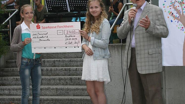 Übergabe des Schecks an "Maranatha", vertreten durch Manfred Schönfelder