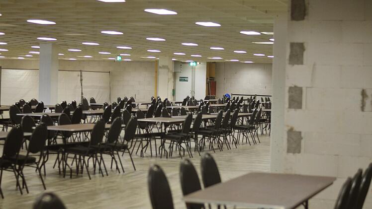 Tische und Stühle für 300 Flüchtlinge in Fürth Foto: Nikolas Pelke
