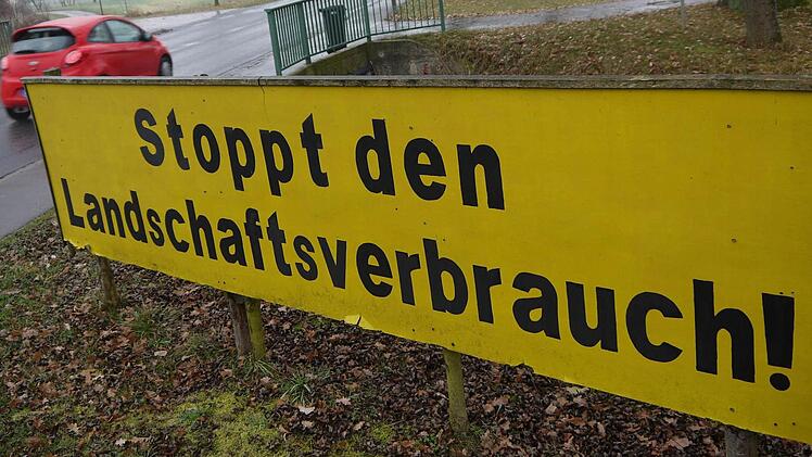 Der Widerstand formiert sich: Fast 1500 Menschen aus dem Landkreis haben sich schon in die Unterstützungslisten für das Bürgerbegehren gegen den neuen Verkehrslandeplatz eingetragen. Foto: Berthold Köhler