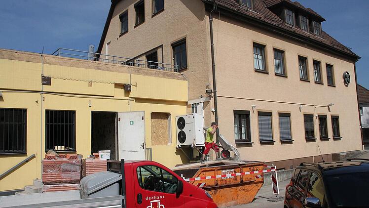 Die Raiffeisenbank Weismain wird derzeit zu einem Kompetenzzentrum ausgebaut. Im Anbau (gelbe Außenwand) werden drei Beratungsräume und ein Wartebereich untergebracht. Noch in diesem Jahr soll die Einweihung erfolgen. Foto: Stephan Stöckel
