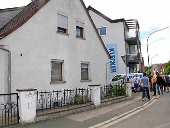 Das Gebäude links soll einem Neubau mit zwei Ferienwohnungen weichen. Der Bauausschuss informierte sich bei einem Ortstermin über die geplante Lage der künftigen Parkplätze.  Foto: Gerda Völk