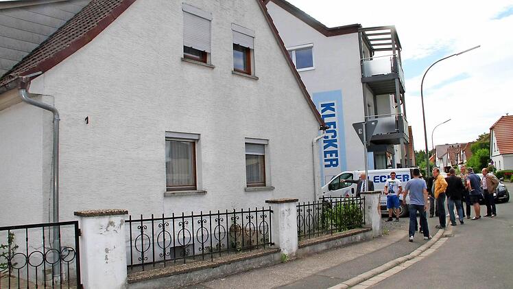 Das Gebäude links soll einem Neubau mit zwei Ferienwohnungen weichen. Der Bauausschuss informierte sich bei einem Ortstermin über die geplante Lage der künftigen Parkplätze.  Foto: Gerda Völk