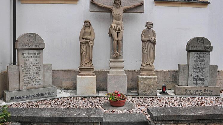 Die Kreuzigungsgruppe und das Kriegerdenkmal in Horhausen (im Bild) wurden heuer für 3.638 Euro beziehungsweise für 2.577 Euro restauriert. Bürgermeister Matthias Schneider dankte in der Bürgerversammlung dem Bürger, der 1.000 Euro für das Kriegerdenkmal gespendet hatte.