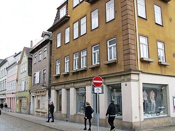 Die drei Häuser Ketschengasse 28 (Eckhaus), 30 und 32 gehören seit mehr als drei Jahren einer privaten Investorengruppe. Bei den Gebäuden 30 und 32 wurde vor kurzem mit den Rohbauarbeiten begonnen. Foto: Ulrike Nauer
