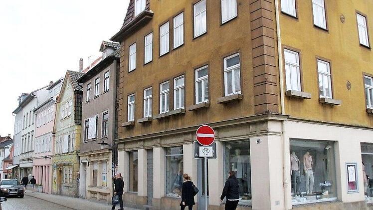Die drei Häuser Ketschengasse 28 (Eckhaus), 30 und 32 gehören seit mehr als drei Jahren einer privaten Investorengruppe. Bei den Gebäuden 30 und 32 wurde vor kurzem mit den Rohbauarbeiten begonnen. Foto: Ulrike Nauer