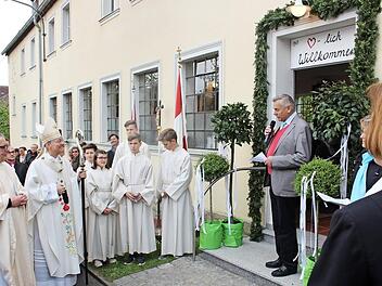 Otto Pröls (rechts) begrüßte als Vertreter der Eigentümerfamilie die Ehrengäste mit Erzbischof Ludwig Schick an der Spitze.  Fotos: Evi Seeger