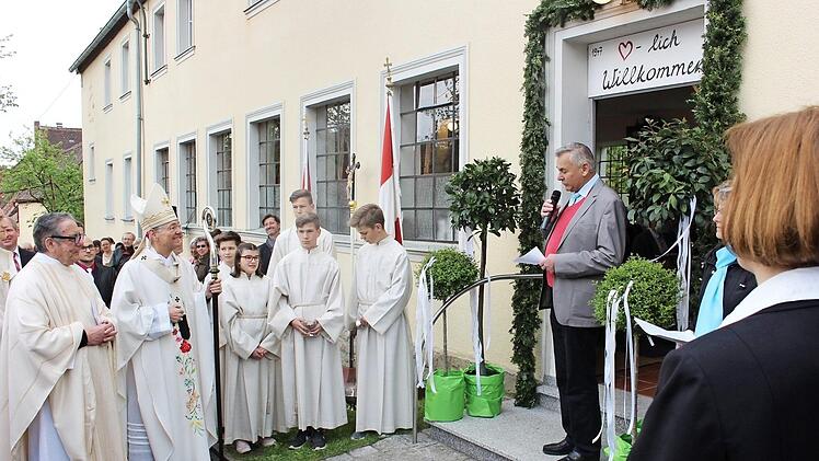 Otto Pröls (rechts) begrüßte als Vertreter der Eigentümerfamilie die Ehrengäste mit Erzbischof Ludwig Schick an der Spitze.  Fotos: Evi Seeger