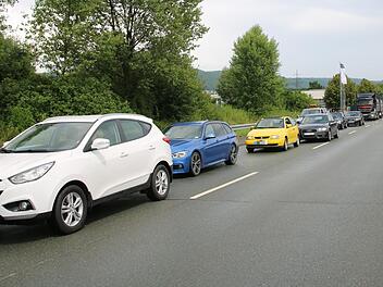 Kulmbach ist Staugebiet: Auch in der Vorwerkstraße bildete sich vor der Abzweigung zur Theodor-Heuss-Allee eine große Autoschlange. Fotos: Alexander Hartmann