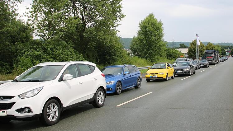 Kulmbach ist Staugebiet: Auch in der Vorwerkstraße bildete sich vor der Abzweigung zur Theodor-Heuss-Allee eine große Autoschlange. Fotos: Alexander Hartmann
