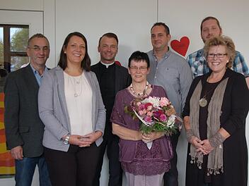 Über eine stimmungsvolle und emotionale Verabschiedung, geprägt von vielen persönlichen Erinnerungen, freuten sich Bürgermeister Kurt Back, die künftige Kindergartenleiterin Carmen Manger, Pfarrer Tobias Fuchs, die in den Ruhestand verabschiedete Kindergartenleiterin und "Geburtstagskind" Maria Saal, Peter Kraus (Vorsitzender des St. Vinzenzvereins), Peter Höche (Elternbeiratsvorsitzender) und Geschäftsführerin Angelika Ochs vom Caritas-Kreisverband Rhön Grabfeld. Foto: Manfred Mellenthin