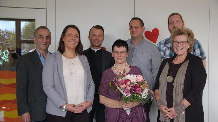 Über eine stimmungsvolle und emotionale Verabschiedung, geprägt von vielen persönlichen Erinnerungen, freuten sich Bürgermeister Kurt Back, die künftige Kindergartenleiterin Carmen Manger, Pfarrer Tobias Fuchs, die in den Ruhestand verabschiedete Kindergartenleiterin und "Geburtstagskind" Maria Saal, Peter Kraus (Vorsitzender des St. Vinzenzvereins), Peter Höche (Elternbeiratsvorsitzender) und Geschäftsführerin Angelika Ochs vom Caritas-Kreisverband Rhön Grabfeld. Foto: Manfred Mellenthin