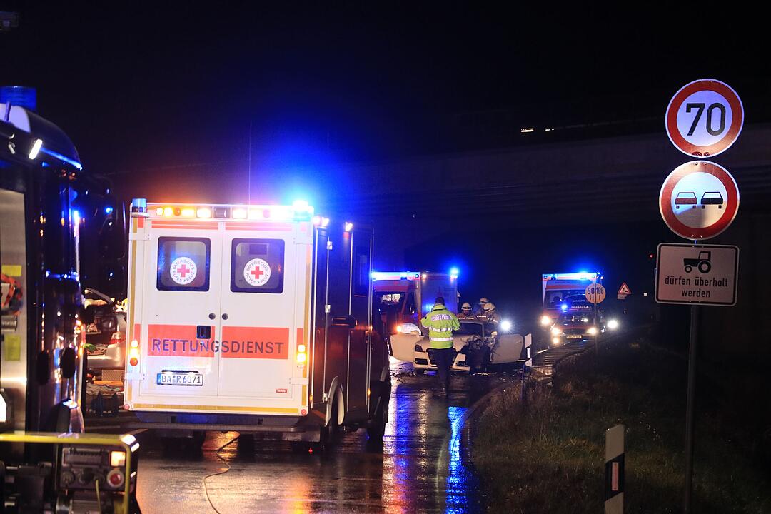 Schwerer Unfall auf der B4 bei Kemmern (Kreis Bamberg) mit zwei schwer verletzten Kindern