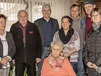 Die Jubilarin (vorne) im Kreis der Gratulanten (von links): Irena Lux, Theodor Babel, B&uuml;rgermeister Bernhard Storath, Enkelin Carola, Sohn Christian, Sohn Bernhard mit Lebensgef&auml;hrtin Kerstin