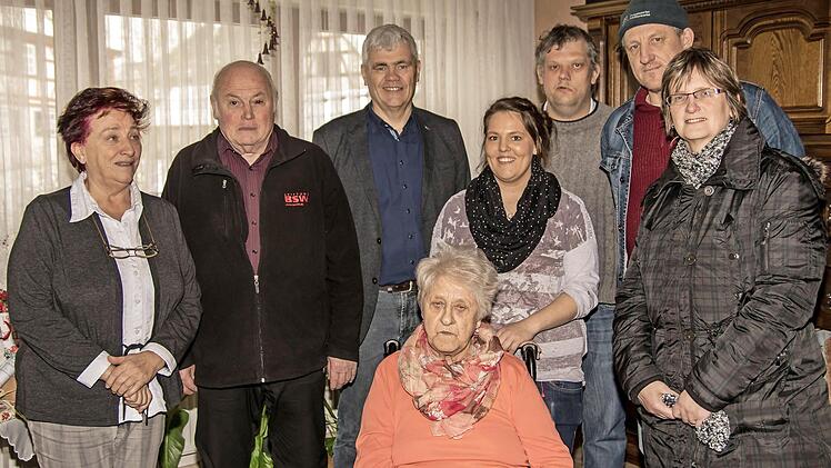 Die Jubilarin (vorne) im Kreis der Gratulanten (von links): Irena Lux, Theodor Babel, B&uuml;rgermeister Bernhard Storath, Enkelin Carola, Sohn Christian, Sohn Bernhard mit Lebensgef&auml;hrtin Kerstin