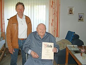 Schon seit 50 Jahren ist Albin Förner Mitglied beim Heimat- und Wanderverein "Frankenlust" in Wallenfels. Da er bei der Jahresversammlung nicht anwesend sein konnte, überreichte nun Vorsitzender Josef Schlee die Ehrenurkunde in der Wohnung des Jubilars am Fallenholz.  Foto: Hans Franz