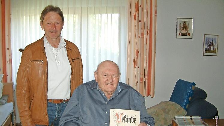 Schon seit 50 Jahren ist Albin Förner Mitglied beim Heimat- und Wanderverein "Frankenlust" in Wallenfels. Da er bei der Jahresversammlung nicht anwesend sein konnte, überreichte nun Vorsitzender Josef Schlee die Ehrenurkunde in der Wohnung des Jubilars am Fallenholz.  Foto: Hans Franz