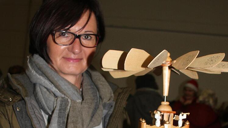 Brigitte Steiner kommt jedes Jahr und sucht gezielt nach Weihnachtspyramiden. In diesem Jahr hat sie eine mehrstöckige Pyramide ersteigert - für knapp 20 Euro.Sonny Adam