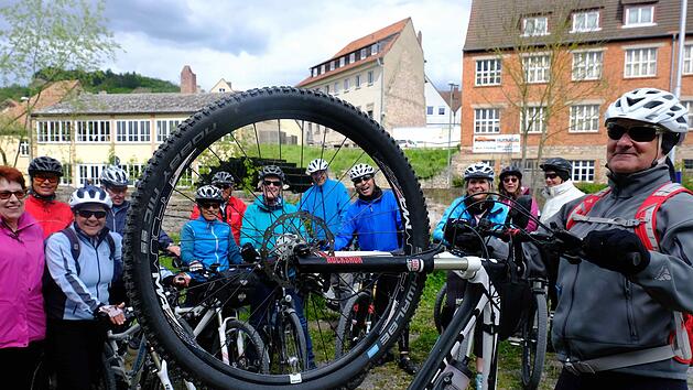 Die etwa 35 Kilometer lange und von "Guide" Peter Geuthner (rechts) geleitete EU-Radtour endete auf der Museumsinsel.  Foto: Gerd Schaar