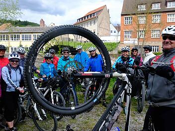 Die etwa 35 Kilometer lange und von "Guide" Peter Geuthner (rechts) geleitete EU-Radtour endete auf der Museumsinsel.  Foto: Gerd Schaar