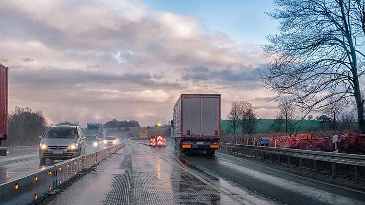 Der Regen der letzten Tage machte viele Fahrbahnen nass und damit extrem rutschig. Wer seine Geschwindigkeit nicht anpasst, riskiert eine Gefahr. Symbolbilder: Bru-nO/pixabay.com