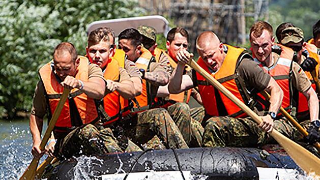 Die Hammelburger Soldaten stellten beim gr&ouml;&szlig;ten Schlauchbootrennen Deutschlands in Schweinfurt eine Rekordzeit auf.Alena Schleicher