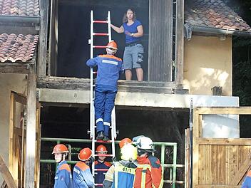 Zu einem brennenden Aussiedlerhof wurden die Jugendfeuerwehren und das Rote Kreuz geschickt.