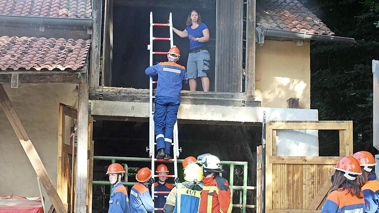 Zu einem brennenden Aussiedlerhof wurden die Jugendfeuerwehren und das Rote Kreuz geschickt.