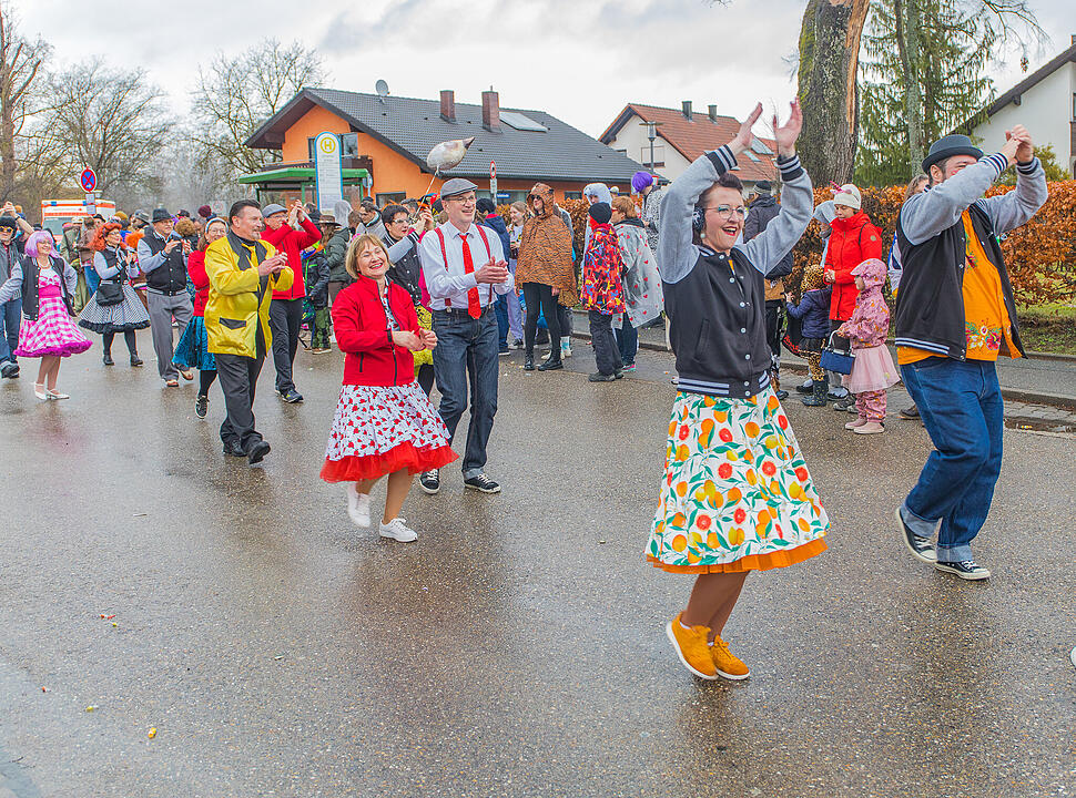 Buntes Faschingstreiben begeistert groß und klein.