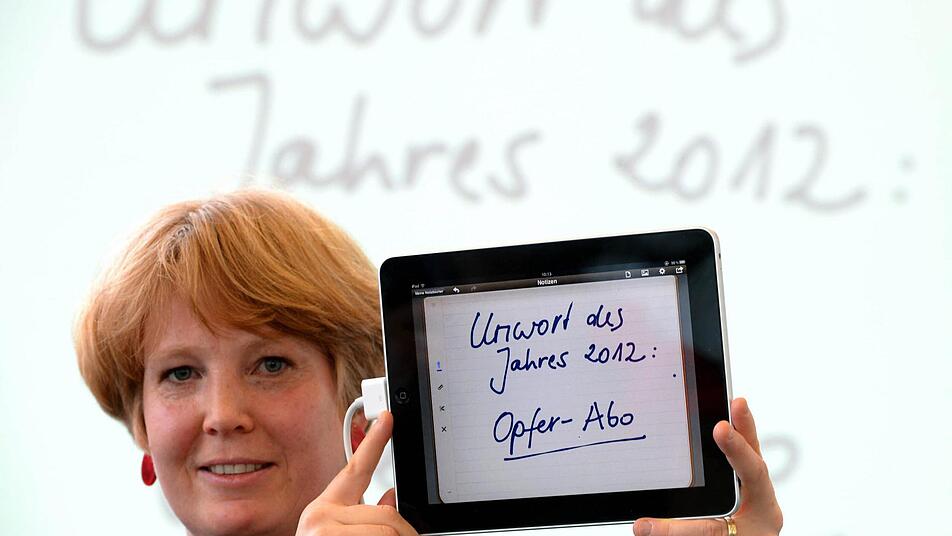 Die Sprachwissenschaftlerin Nina Janich zeigt das Unwort des Jahres "Opfer-Apo". Foto: Arne Dedert/dpa