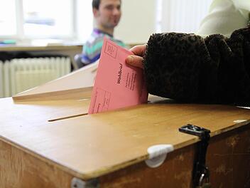 Briefwahl beantragen kann jeder. Wer daheim sein Kreuzchen gemacht hat, kann die Unterlagen schicken oder - wie hier - in der zuständigen Kommune abgeben. Foto: Archiv/Michael Gründel