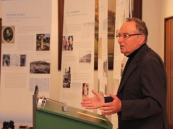 Einführung in die Ausstellung: Michael Mence hat sich intensiv mit der Geschichte der Juden in der Region beschäftigt. Foto: Markus Reeh