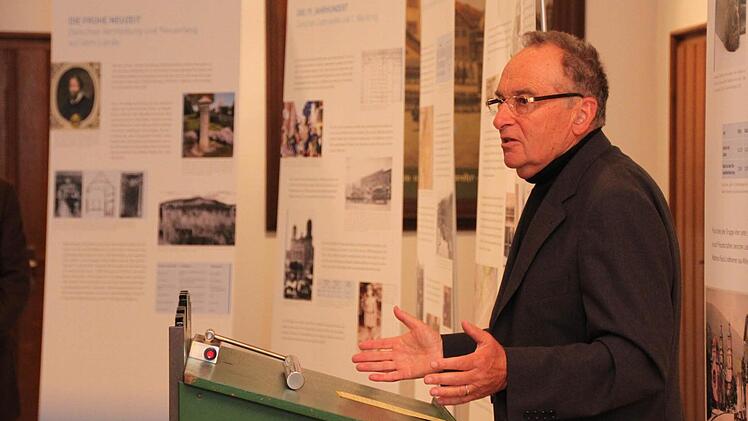 Einführung in die Ausstellung: Michael Mence hat sich intensiv mit der Geschichte der Juden in der Region beschäftigt. Foto: Markus Reeh