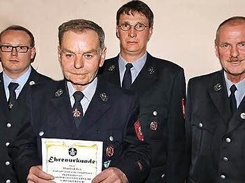 Zum Ehrenmitglied wurde Manfred Betz ernannt. Ihm gratulierten (v.l.) Alexander Vogler, Andreas Schmitt und Wolfgang Brust. Fotos: Gerd Schaar