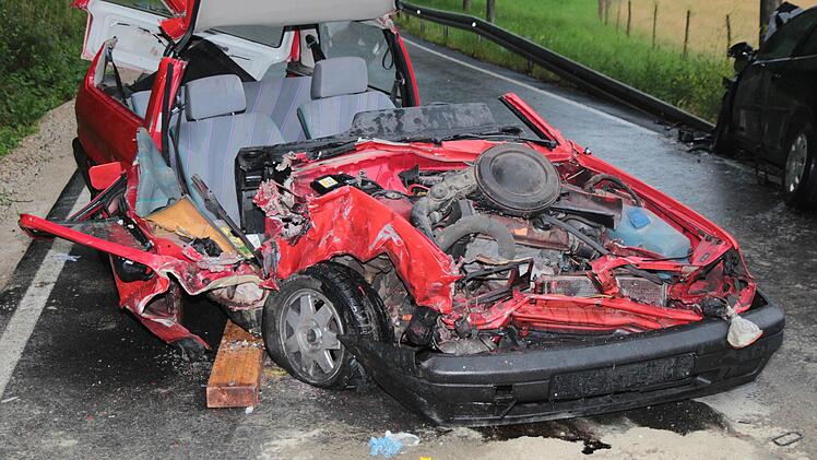 Zwischen Zeegendorf und Teuchatz im Landkreis Bamberg hat sich ein schwerer Autounfall ereignet. Bei einem Frontalzusammenstoß ist eine Person nach Angaben der Rettungskräfte lebensgefährlich verletzt worden. Der Rettungshubschrauber war im Einsatz. Foto: Ferdinand Merzbach