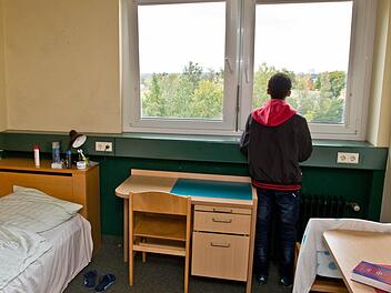 Junge Menschen wie dieser 16-jährige Flüchtling aus Eritrea sind oft ohne einen Vormund unterwegs. Das bringt einigen Aufwand für die Jugendämter mit sich. Foto: Daniel Karmann/dpa