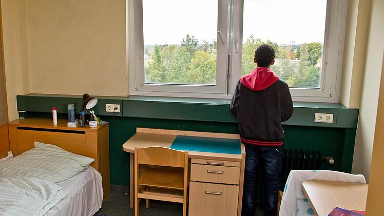 Junge Menschen wie dieser 16-jährige Flüchtling aus Eritrea sind oft ohne einen Vormund unterwegs. Das bringt einigen Aufwand für die Jugendämter mit sich. Foto: Daniel Karmann/dpa
