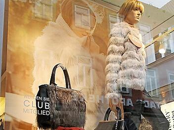 "Find more online" - "finde mehr im Netz" steht im Schaufenster der Coburger Filiale einer Boutiquenkette. Viele große Marken und Ketten bieten ihre Produkte auch online an. Kleine Händler zweifeln indes vielfach, ob sich ein Online-Auftritt für sie lohnt. Foto: Simone Bastian