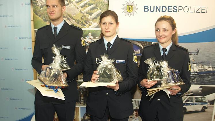 Als beste Absolventen schnitten Benedikt Wiegmann (Göppingen) mit der Gesamtnote "sehr gut" sowie Alessandra Müller (Schweiz) und Miriam Weidauer (Nordhalben bei Kronach) mit "gut" ab.  Foto: Stefan Geiger