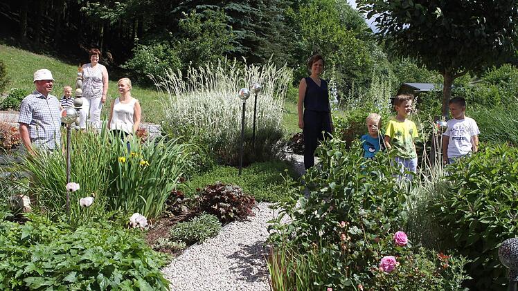 Gleich mehrere Generationen fühlen sich im Garten der Familie Krischke in Ottendorf wohl. Foto: Michael Wunder