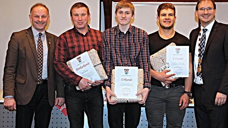 Bürgermeister Wolfram Thein (rechts) und sein Stellvertreter Harald Deringer (links) mit den Geehrten (weiter von links) Walter Schwarz, Steffen Schramm und Johannes Brehm. Foto: Helmut Will