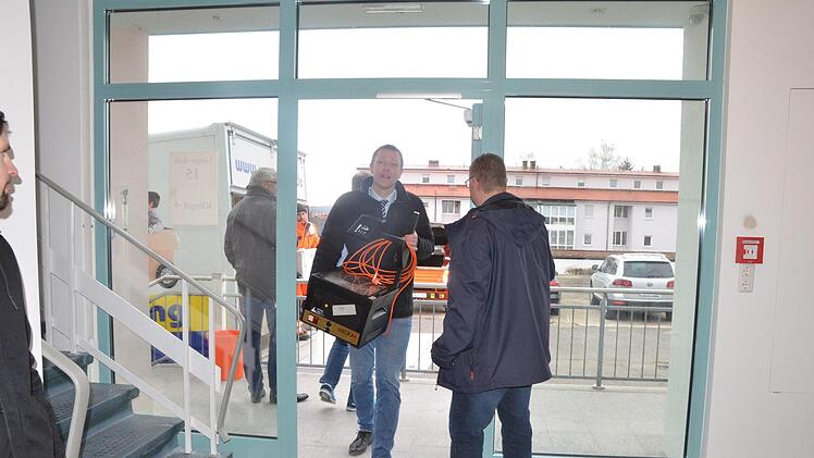 Bürgermeister packt mit an.