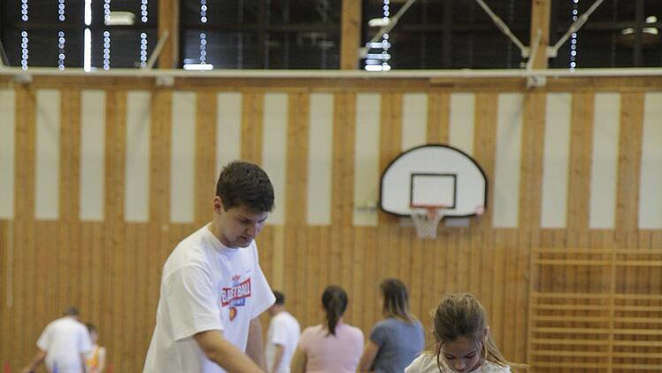 An der Koordinationsleiter beobachtet Trainer Lucas Kolloch ein Mädchen.  Foto: Udo Schilling