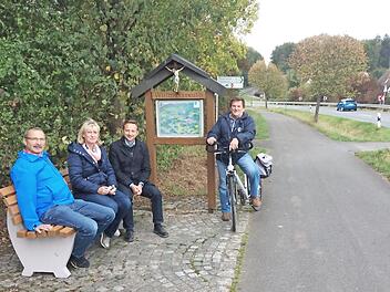 Probesitzen am Radweg in der Willmersreuther Mainaue (von links): Ehrenmitglied Kurt Kolb, die Vorsitzende des Heimatpflegevereins, Cornelia Krauss, und Bürgermeister Robert Bosch; auf dem Fahrrad das Ehrenmitglied Günter Schuberth Foto: H. Krauss