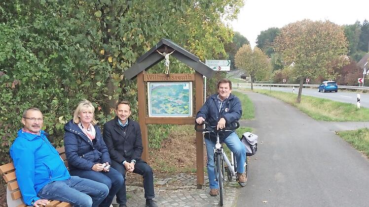 Probesitzen am Radweg in der Willmersreuther Mainaue (von links): Ehrenmitglied Kurt Kolb, die Vorsitzende des Heimatpflegevereins, Cornelia Krauss, und Bürgermeister Robert Bosch; auf dem Fahrrad das Ehrenmitglied Günter Schuberth Foto: H. Krauss