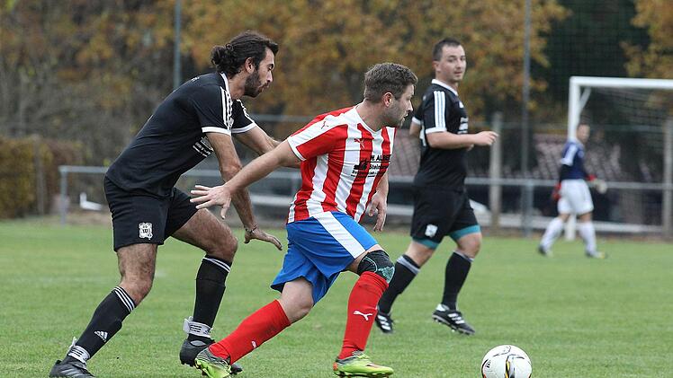 Der Priesendorfer Spielertrainer Florian Pickel (r.) entwischt dem Waizendorfer Marc Philipp Simons.