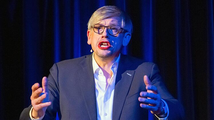 Scharfzüngig, wortgewandt und teils bitterböse, aber dennoch amüsant unterhielt Mathias Tretter bei seinem Auftritt beim Kulturamt Haßfurt live das Publikum in der voll besetzten Rathaushalle in Haßfurt mit seinem Programm "Pop".  Ulrike Langer