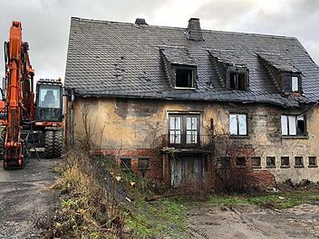 Beim Abriss des an der ehemaligen Zigarrenfabrik angebauten Wohnhauses kam eine Zinkkiste mit Dokumenten von der Grundsteinlegung aus dem Jahr 1953 zum Vorschein.  Fotos: Michael Wunder