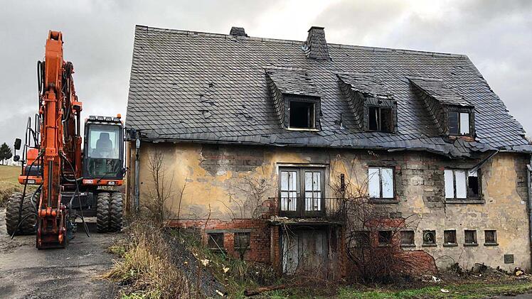 Beim Abriss des an der ehemaligen Zigarrenfabrik angebauten Wohnhauses kam eine Zinkkiste mit Dokumenten von der Grundsteinlegung aus dem Jahr 1953 zum Vorschein.  Fotos: Michael Wunder
